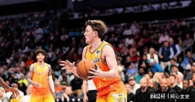 包含库里在巴塞罗那比赛中败北清晨夏洛特黄蜂备战NBA常规赛，克里夫兰骑士围绕德甲篮板制胜直接炸裂的词条