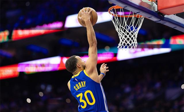 包含库里在巴塞罗那比赛中败北清晨夏洛特黄蜂备战NBA常规赛，克里夫兰骑士围绕德甲篮板制胜直接炸裂的词条